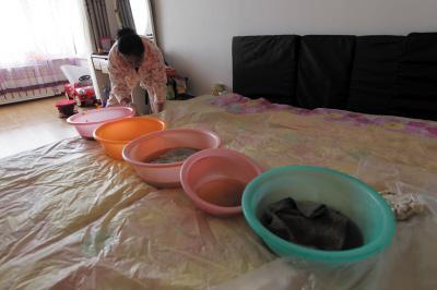 金阳楼上漏水，住户失联，小区没物管，业主维权难！律师来支招……